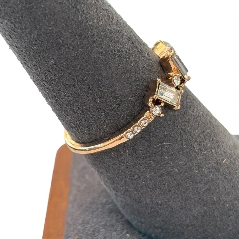Baguette Band Ring Gold Tone Size 7.25 Icy Clear Rhinestones‎ Dainty Timeless